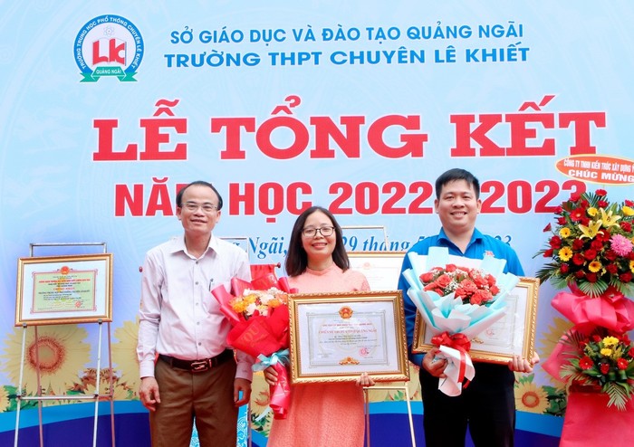 Giám đốc Sở Giáo dục và Đào tạo tỉnh Quảng Ngãi trao thưởng cho các giáo viên Trường Trung học phổ thông chuyên Lê Khiết đạt thành tích xuất sắc, tiêu biểu trong năm học 2022-2023. Ảnh: quangngai.edu.vn.