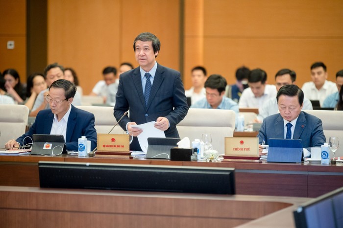 Bộ trưởng Bộ Giáo dục và Đào tạo Nguyễn Kim Sơn phát biểu tại phiên họp. Ảnh: quochoi.vn.