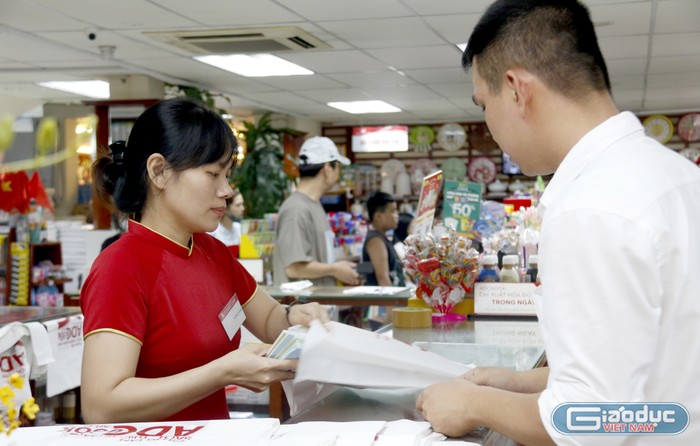 Chị Đỗ Thị Lệ Giang - Trưởng ca tại ADCBook Hoàng Đạo Thúy cho biết, từ đầu tháng 6, nhà sách đã bắt đầu bổ sung sách giáo khoa, chuẩn bị phục vụ cho năm học mới. Ảnh: Mộc Hương.