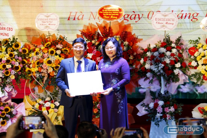 Thứ trưởng Ngô Thị Minh trao Quyết định công nhận Chủ tịch Hội đồng trường, Trường Đại học Sư phạm Nghệ thuật Trung ương nhiệm kỳ 2020-2025 cho Phó Giáo sư, Tiến sĩ Đào Đăng Phượng.