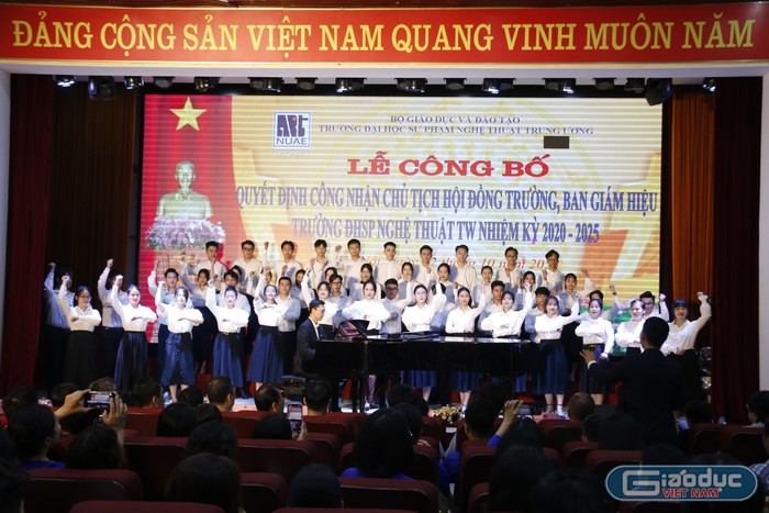 Sinh viên Trường Đại học Sư phạm Nghệ thuật Trung ương biểu diễn các tiết mục văn nghệ.