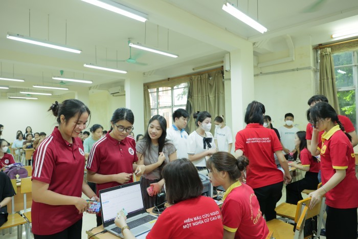 Sinh viên vui vẻ xếp hàng đăng ký hiến máu tại Chương trình.