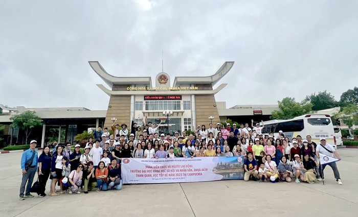 Công ty trách nhiệm hữu hạn Dịch vụ Khoa học và Du lịch Văn Khoa tổ chức chương trình tham quan, học tập hè năm 2023 tại Campuchia cho tập thể viên chức và người lao động Trường Đại học Khoa học Xã hội và Nhân văn (Đại học Quốc gia Thành phố Hồ Chí Minh). Ảnh: Page Văn Khoa USSH.