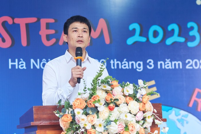 Thầy Nguyễn Quang Tùng, Hiệu trưởng Trường trung học phổ thông M. V. Lô-mô-nô-xốp. Ảnh: NVCC.
