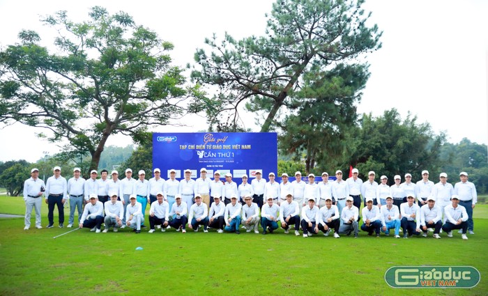 Các golfer chụp ảnh lưu niệm.