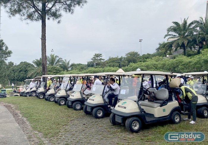 Các golfer chuẩn bị di chuyển.