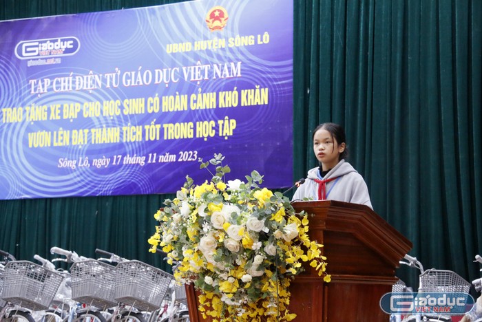 Em Nguyễn Lan Anh - lớp 9A (Trường Trung học cơ sở Yên Thạch) thay mặt cho 70 học sinh gửi lời cảm ơn đến Tạp chí.