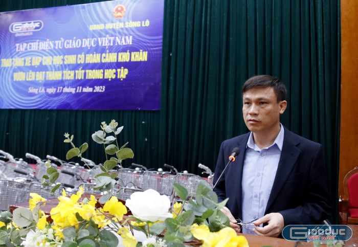 Ông Nguyễn Ngọc Khang - Phó Chủ tịch Uỷ ban nhân dân huyện Sông Lô (tỉnh Vĩnh Phúc) đã gửi lời cảm ơn đến các nhà hảo tâm và đặc biệt là sự quan tâm của Tạp chí điện tử Giáo dục Việt Nam.