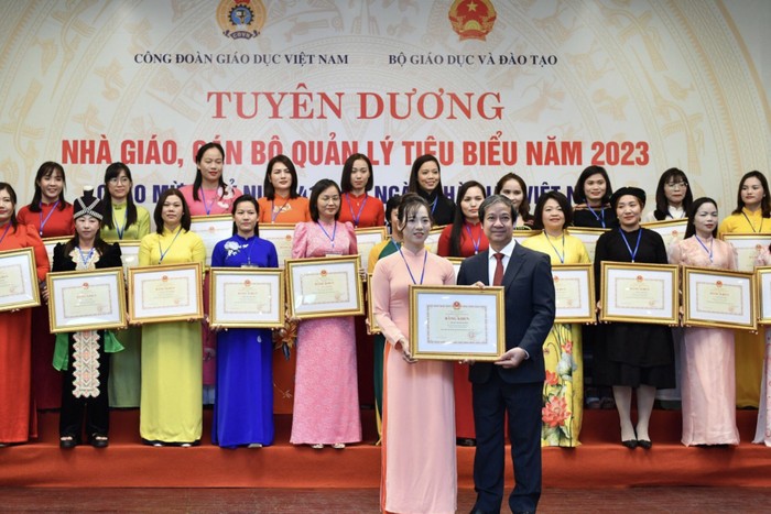 Bộ trưởng Bộ Giáo dục và Đào tạo Nguyễn Kim Sơn trao Bằng khen cho các nhà giáo, cán bộ quản lý tiêu biểu năm 2023. Ảnh: Bộ Giáo dục và Đào tạo