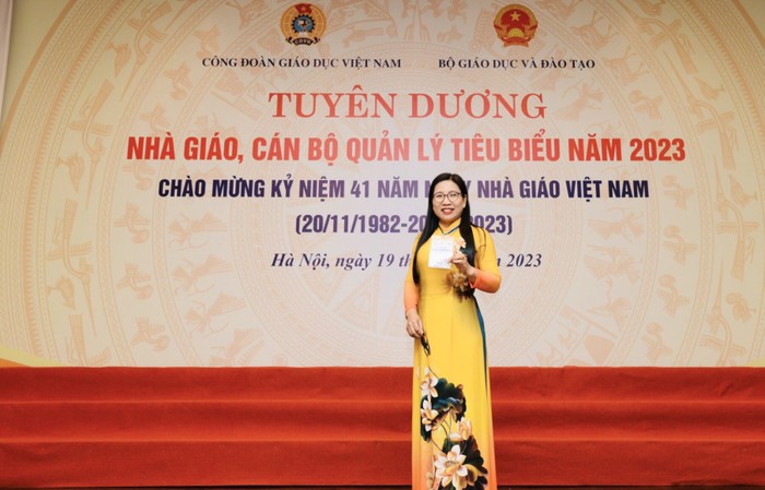 Phó Giáo sư, Tiến sĩ Đỗ Thị Thúy Phương - Trưởng khoa Kế toán, Trường Đại học Kinh tế và Quản trị Kinh doanh (Đại học Thái Nguyên) vinh dự nhận được Bằng khen. Ảnh: Kim Minh Châu.