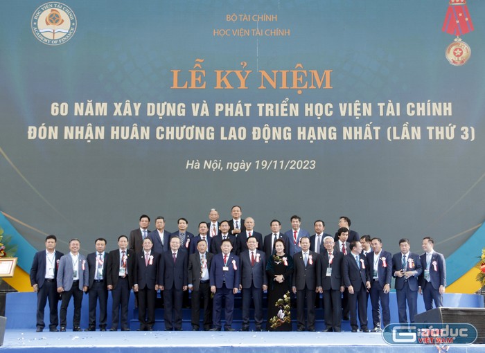 Các đại biểu chụp ảnh kỷ niệm.