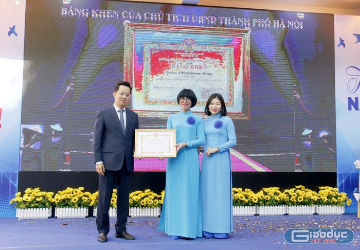 Ông Vũ Đăng Định - Bí thư Quận ủy Hoàn Kiếm trao Bằng khen của Chủ tịch Ủy ban nhân dân thành phố Hà Nội cho Trường Trung học cơ sở Chương Dương.