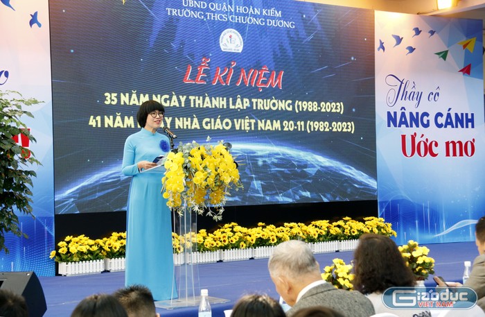 Cô giáo Nguyễn Thị Vân Hồng - Hiệu trưởng Trường Trung học cơ sở Chương Dương trình bày diễn văn kỷ niệm.