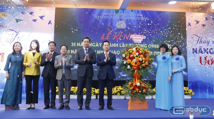 Ủy ban nhân dân quận Hoàn Kiếm tặng hoa chúc mừng nhà trường.