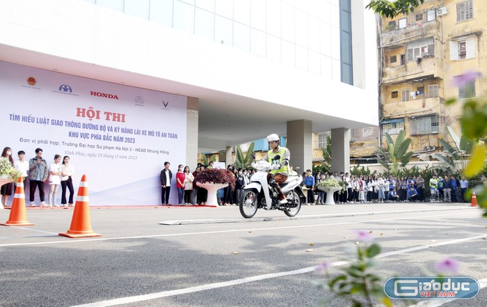 Thí sinh tham gia phần thi thực hành lái xe an toàn - Bài 2 - Điều khiển xe thăng bằng trên đường ván hẹp.