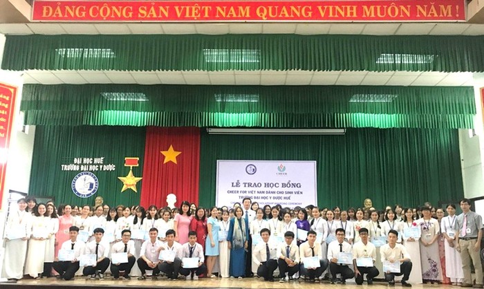 Lễ trao học bổng cho sinh viên Trường Đại học Y - Dược Huế. Ảnh: NTCC.