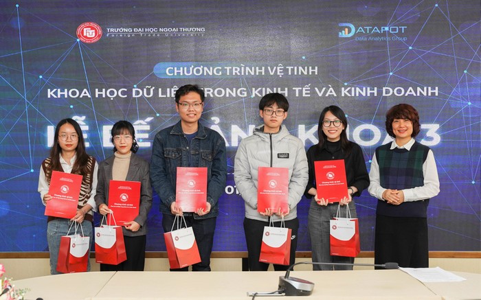 Phó Giáo sư, Tiến sĩ Phạm Thu Hương - Phó Hiệu trưởng Trường Đại học Ngoại thương trao chứng nhận cho sinh viên học chương trình vệ tinh Khoa học dữ liệu trong kinh tế và kinh doanh. Ảnh: NTCC.