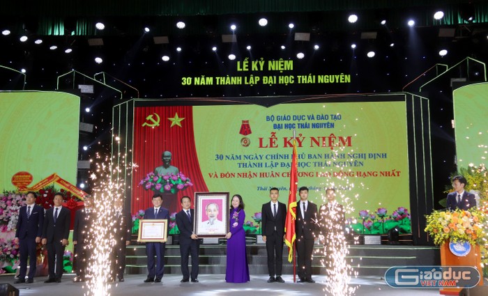 Quyền Chủ tịch nước tặng ảnh Bác Hồ cho Đại học Thái Nguyên.