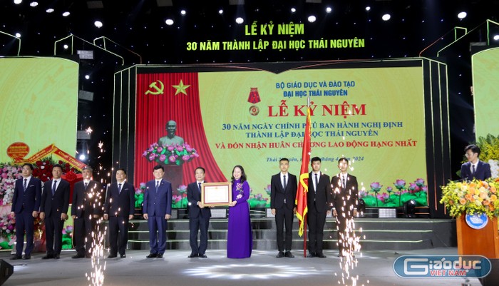 Quyền Chủ tịch nước Võ Thị Ánh Xuân trao tặng Huân chương Lao động hạng Nhất cho Đại học Thái Nguyên.
