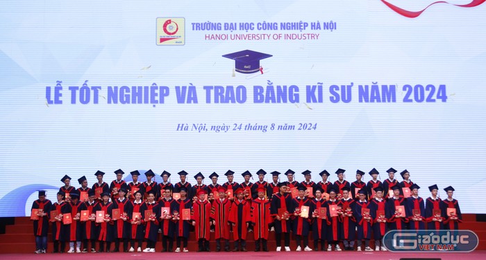 Lãnh đạo nhà trường trao bằng tốt nghiệp cho tân kỹ sư.