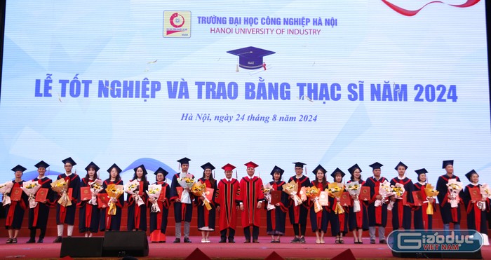 Phó Giáo sư, Tiến sĩ Phạm Văn Đông - Phó Hiệu trưởng và Tiến sĩ Nguyễn Văn Thiện - Phó Hiệu trưởng trao bằng cho tân thạc sĩ.