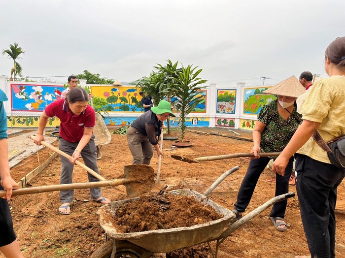 Giáo viên và phụ huynh học sinh Trường Mầm non Xuân Quang (Chiêm Hóa, Tuyên Quang) cùng tham gia xây dựng khuôn viên nhà trường. Ảnh_ Phòng Giaso dục và Đào tạo huyện Chiêm Hóa tỉnh Tuyên Quang.jpg