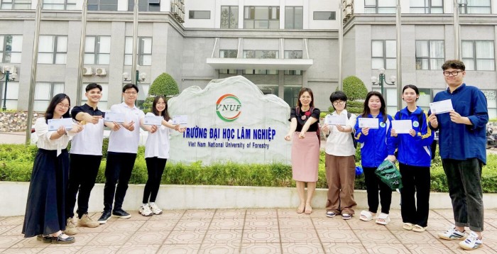 Sinh viên Trường Đại học Lâm Nghiệp nhận học bổng từ nhà trường. Ảnh web trường(1).jpg