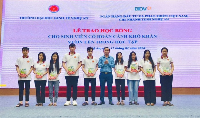 Trường Đại học Kinh tế Nghệ An trao học bổng cho sinh viên có hoàn cảnh khó khăn năm học 2023 - 2024 do Ngân hàng TMCP Đầu tư và Phát triển Việt Nam BIDV tài trợ. Ảnh_ web trường_.jpg