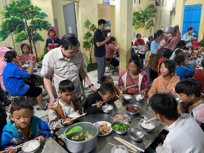 Chiều ngày 9_9, Phòng Giáo dục và Đào tạo thị xã Sa Pa tỉnh Lào Cai    đến các điểm trường trong thị xã động viên và cung cấp lương thực   , nhu yếu phẩm. Ảnh_ NVCC  .jpg