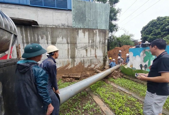 Chính quyền địa phương hỗ trợ Trường mầm non Tân An (huyện Văn Bàn, tỉnh Lào Cai)   lắp thêm ống thoát nước.Ảnh_ NVCC  .jpg