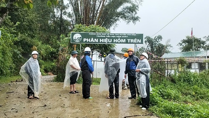 Phòng Giáo dục và Đào tạo huyện Văn Bàn cùng chính quyền địa phương xuống trực tiếp các điểm trường để xem xét tình hình. Ảnh_ NVCC  .jpg