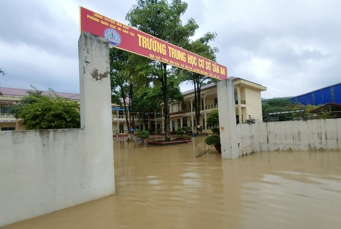 Trường Trung học cơ sở Tân An (huyện Văn Bàn, tỉnh Lào Cai) bị ngập nước. Ảnh: NVCC.