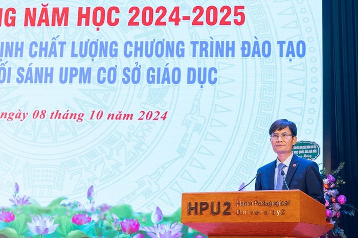 Phó Giáo sư, Tiến sĩ Nguyễn Quang Huy - Bí thư Đảng ủy, Hiệu trưởng trình bày diễn văn khai giảng.