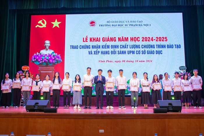 Phó Giáo sư, Tiến sĩ Nguyễn Quang Huy - Bí thư Đảng ủy, Hiệu trưởng trao Giấy khen cho các tân sinh viên K50 đạt Thủ khoa đầu vào các ngành đào tạo năm 2024.