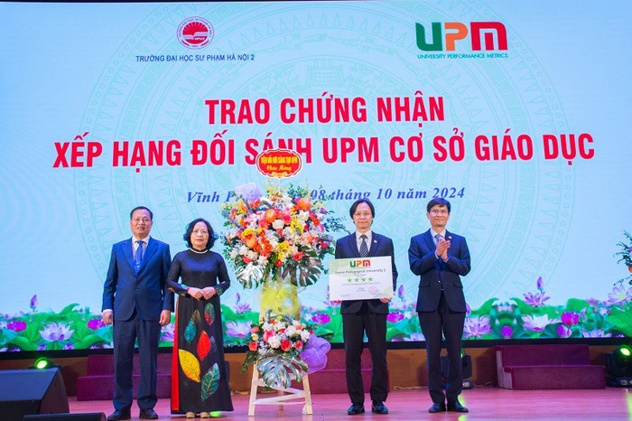 Giáo sư, Tiến sĩ Nguyễn Hữu Đức - Chủ tịch Sáng lập Hệ thống UPM và Tiến sĩ Hoàng Thị Xuân Hoa - Viện trưởng Viện Đổi mới sáng tạo UPM tặng hoa và trao Chứng nhận xếp hạng đối sánh UPM cơ sở giáo dục cho Trường Đại học Sư phạm Hà Nội 2.