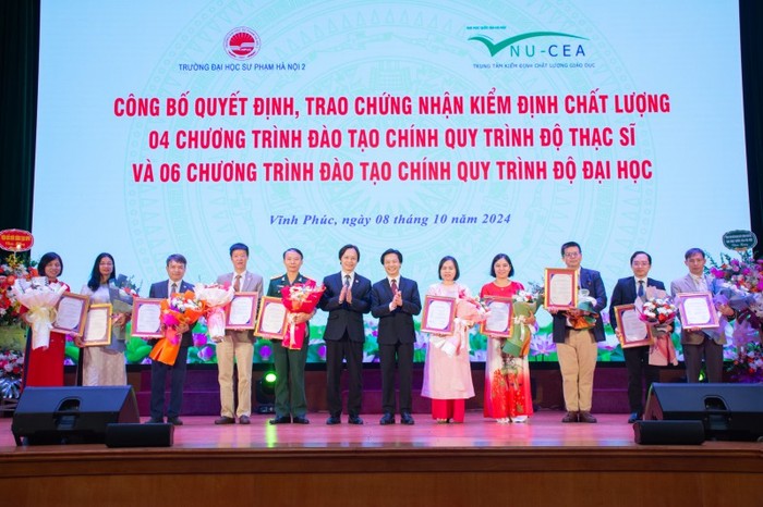 Phó Giáo sư, Tiến sĩ Đinh Văn Toàn - Phó Giám đốc kiêm Chủ tịch Hội đồng Kiểm định chất lượng Giáo dục, Trung tâm Kiểm định chất lượng giáo dục, Đại học Quốc Gia Hà Nội và Phó Giáo sư, Tiến sĩ Phùng Gia Thế - Phó Bí thư Thường trực Đảng ủy, Chủ tịch Hội đồng trường trao Giấy chứng nhận và tặng hoa chúc mừng cho đại diện các đơn vị có chương trình đào tạo được kiểm định.