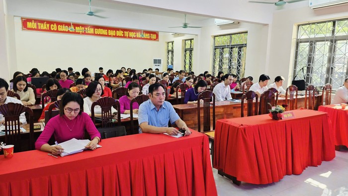 Đội ngũ cán bộ, giáo viên  Trường Trung học phổ thông Việt Yên số 2 (Bắc Giang) tham gia tập huấn phát triển kỹ năng ứng dụng công nghệ AI trong giáo dục. Ảnh_ NVCC.JPG