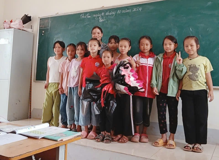 Cô Nguyễn Thị Chuyên cùng các em học sinh Trường Phổ thông dân tộc bán trú Tiểu học Mường Toong số 1 (huyện Mường Nhé, tỉnh Điện Biên). Ảnh NVCC.