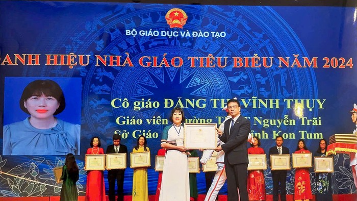 Cô Đặng Thị Vĩnh Thụy vinh dự nhận danh hiệu Nhà giáo tiêu biểu năm 2024 (Ảnh_ NVCC)..JPG