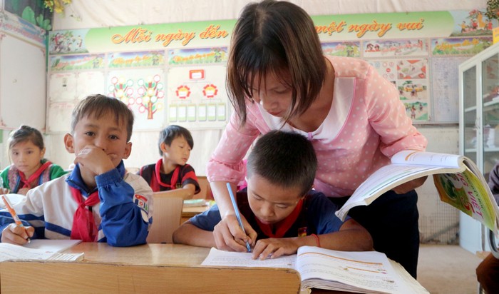 Cô Chuyên tâm sự, vì tình yêu với nghề, vì tương lai của những đứa trẻ vùng biên, tôi đã học tiếng bản địa, tìm hiểu phong tục tập quán của người dân địa phương và áp dụng vào công tác giảng dạy. Ảnh: M.T.