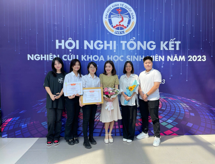 Hồng Nhung (thứ hai, từ trái sang) nhận giải Ba “Giải thưởng Sinh viên nghiên cứu khoa học Đại học Kinh tế Quốc dân” năm 2023. Ảnh: NVCC.