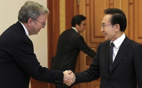 Tổng giám đốc của Google, Eric Schmidt và Tổng thống Hàn Quốc Lee Myung Bak vừa có cuộc thảo luận tại Nhà Xanh
