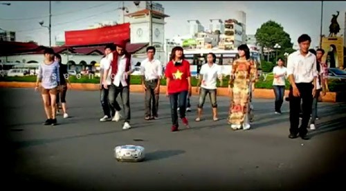 Hình ảnh fan Việt xuất hiện trong MV "Stronger" của Kelly Clarkson