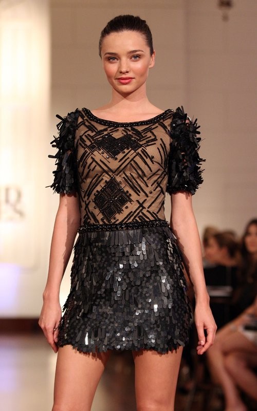 Miranda Kerr tự tin khoe dáng trên sàn catwalk tại Sydney, Úc hôm 15/2. Cô diện bộ sưu tập thu đông 2012 của nhà thiết kế Kirrily Johnston.