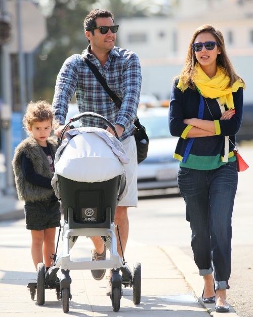Nữ diễn viên xinh đẹp Jessica Alba cùng chồng Cash Warren và các con đi dạo phố quanh khu vực Beverly Hills vào ngày cuối tuần.