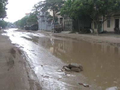 Tại nhiều đoạn, mặt đường không khác gì những cái "ao tù".