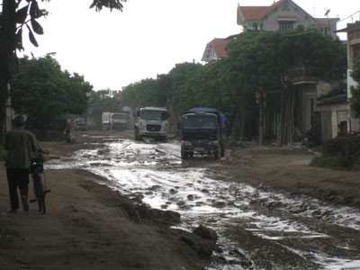 Nguyên nhân chính của sự xuống cấp của đoạn đường chính là do những đoàn xe tải hạng nặng chạy ầm ầm suốt ngày.