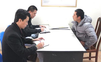 Trung úy Vương Đình Huỳnh (bên phải) đang trình bày lại sự việc xảy ra vào ngày 16.12 (Ảnh: Công an thành phố Hồ Chí Minh).
