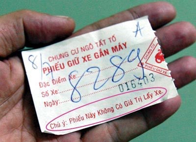 Nghịch lý, phiếu gửi nhưng không có giá trị khi lấy xe.