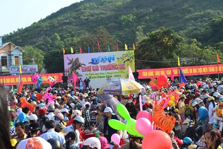 Vào ngày mùng 1 Tết, hàng vạn người dân ở huyện Tuy Phước (Bình Định) lại nô nức đến Lễ hội Chợ Gò Trường Úc, tham gia nhiều trò chơi truyền thồng và mua lộc về nhà.